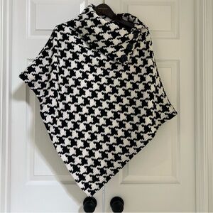 Last Kiss Black and White Asymmetrical Houndstooth Poncho Size XL